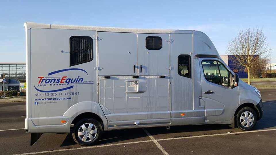 flanc droit camion TransEquin chauffeur
