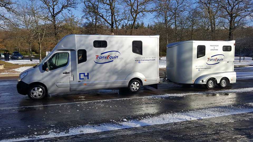 Camion TransEquin chauffeur sous la neige